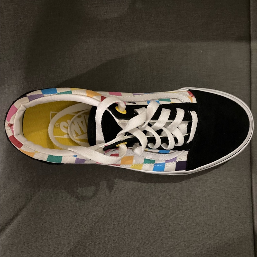 VANS women’s checkered lace up sneakers. Size 6.5. Worn once, great condition!